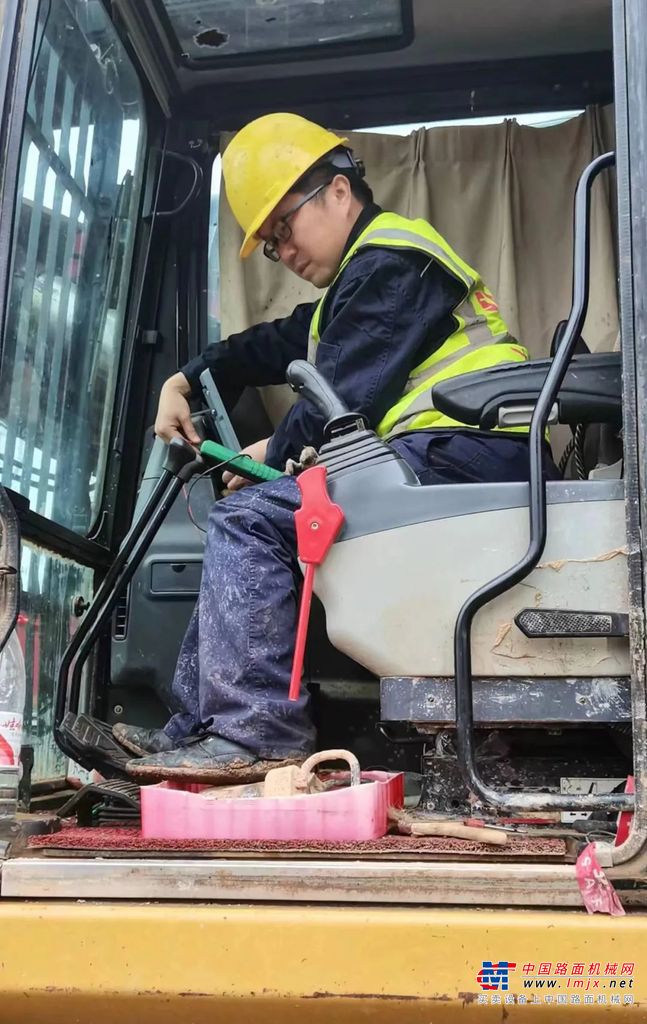 11月9日客户反馈主卷扬上限报警，屏幕操作失灵，工程师王海开车150多工地赶到现场，钻机又没有任何问题了，王海在CRM查询后，敏感地认识到这个故障不简单，如果现在走可能会再次造成钻机停工。