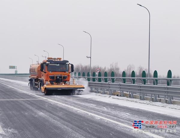 迎战首场降雪 北京高速公路每公里配1套除雪设备