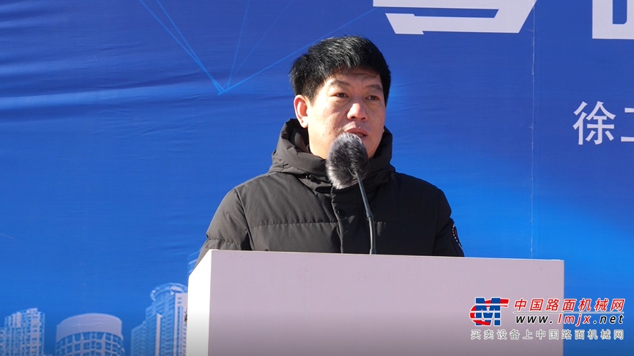 	此次签约并交付的徐工纯电动牵引车，是根据唐山产品标准并结合客户自身需求打造的轻量化新能源重卡，整车在三电系统、热管理等核心技术领域进行优化升级，致力于打造新能源重卡行业新标杆。