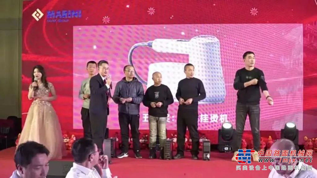 年会上，玛连尼各个部门精心准备的节目，内容和形式精彩多样，只有你想不到，没有你看不到，既有《漫步人生路》《兔必NO.1》《北国之春》等温情绵绵、豪情万丈、充满朝气的歌舞表演，更有结合工作实际自创的、接地气的小品、相声等节目，现场精彩不断，高潮迭起。在节目表演过程中，穿插着各种抽奖活动，更是把气氛推向高潮。