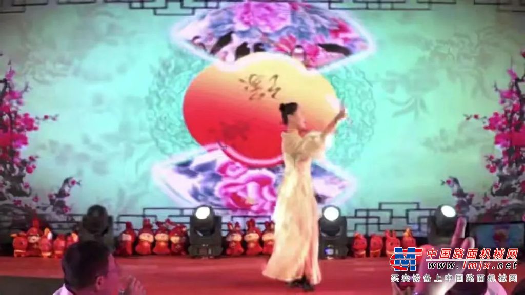 颁奖几乎是每个公司年会的必备项目，既是对过去一年在工作岗位上表现优秀的员工的鼓励，更是对其他员工的勉励。在玛连尼的年会上，表彰环节成了重头戏。现场分别设置了“十年服务奖”、“优秀员工奖”、“总经理特别提名奖”、“优秀团队奖”等多个奖项，对优秀员工和团队进行现场表彰。