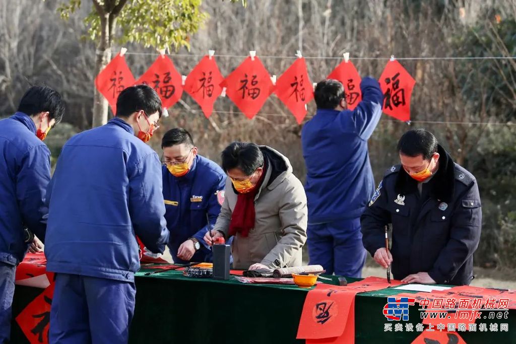 职工们尽情参与其中