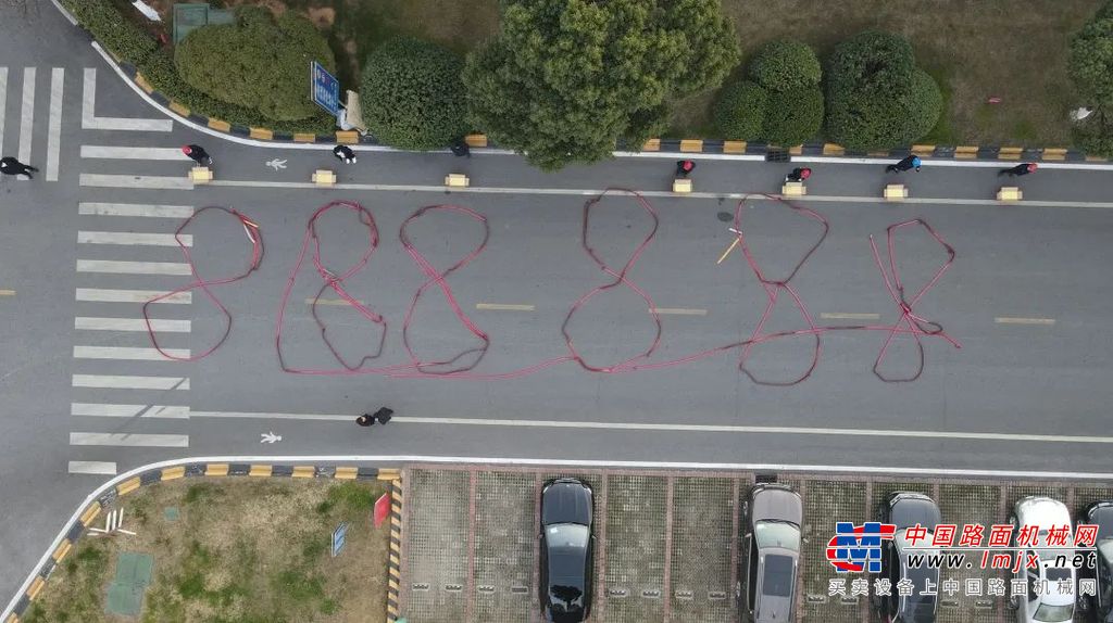 	早上8点18分，总价值超1亿元，首批66台三一泵车喜庆发车，从灯塔工厂浩浩荡荡驶向全国各地，为兔年写下红火的开篇。