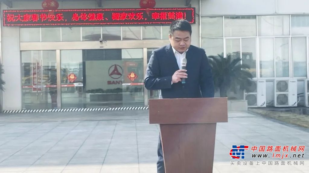 	作为2022中国工程机械年度产品TOP50奖获奖产品，三一9米多功能摊铺机多次荣获行业金奖，以强劲、低噪、省油的动力匹配、丰富的熨平板配置、稳定的整机质量助力获得高质量路面，是真正的行业翘楚。