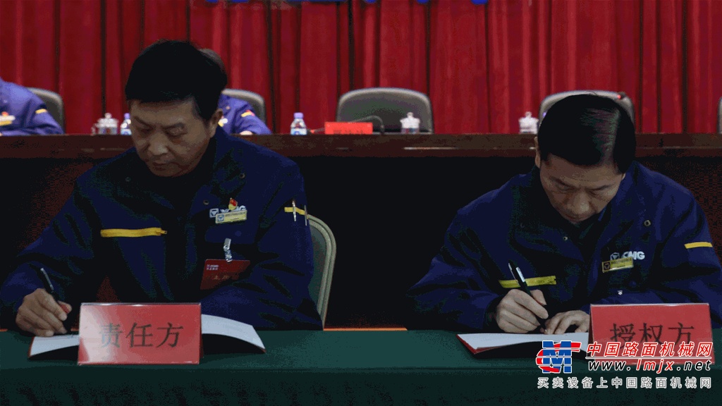 徐工集团副总经理，事业部党委书记、总经理夏泳泳向大会作《新征程 新思维 新作风 新业绩全力实现经营质量根本转变打造世界一流商用车企业》的行政工作报告。