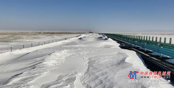 “兔”出贡献丨铁建重工国内首台抛雪机亮相京新高速，快速除雪保畅通