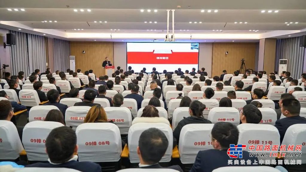 三一集团董事、重卡事业部董事长梁林河参加重卡开营仪式并授课，他总结了重卡2022年四大成绩和四大不足，表示未来要将混动、电动化的研发成果快速推向市场，实现商业化，三年超百亿。