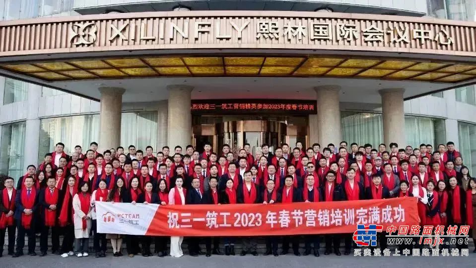 本次营销集训活动，是公司近三年来规模最大、人数最多的一次。各事业部、子公司董事长、CEO、总经理等纷纷亮相开营仪式并授课。广大学员士气高昂，踊跃提问，学习交流气氛非常浓厚。