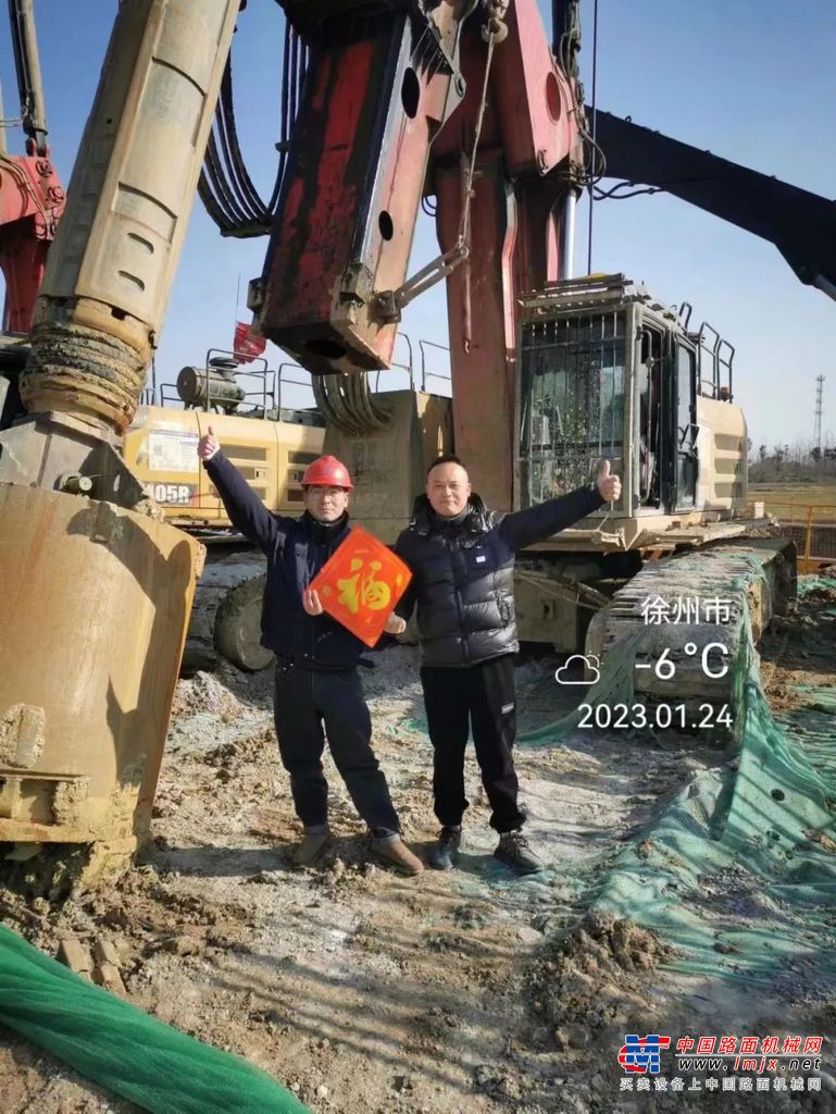 2023年春节，万家灯火庆团圆，桩工建设的脚步却不曾停歇。为了确保我们的客户施工无忧，三一桩机服务将士自愿留守驻地为客户设备保驾护航！