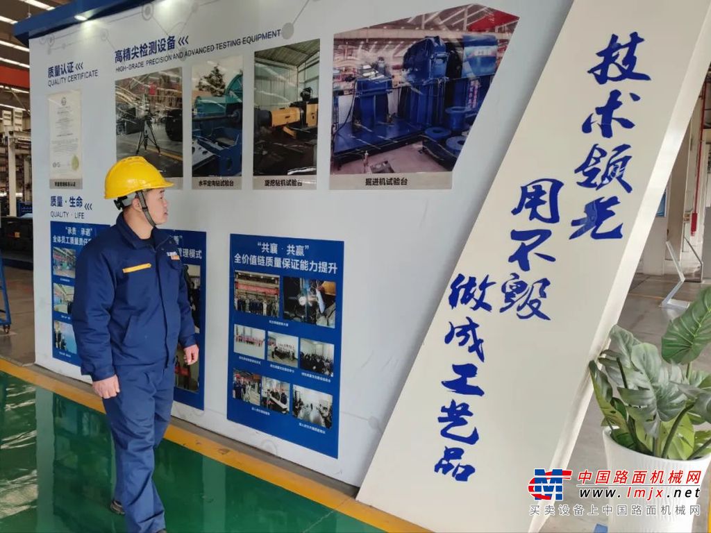 	“那个时候，一台双轮铣槽机我要检验一整个下午，要检查的压力、转速一项都不能少。”