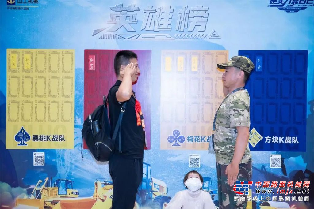 李煌中学的成绩不错，在学校的重点班级就读，但升学考试时，意外发挥失常没能考好。曾经预想的道路突然消失，少年的李煌茫然、无措，殊不知新的际遇就在不远的前方。