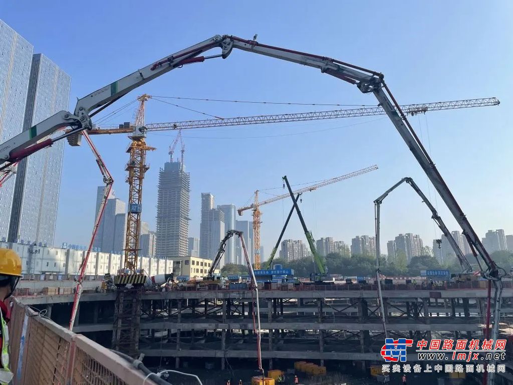阿里巴巴江苏总部项目位于南京市建邺区河西南板块，项目覆盖科研设计、人才居住、日常办公、商业零售及附属配套功能，日后建成将成为南京市新标志性建筑。