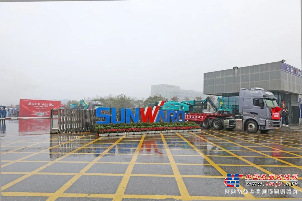 	此次发货涵盖液压静力压桩机、旋挖钻机、挖掘机、凿岩设备、高空机械、移动破碎筛分设备、塔机、升降机等200多台套产品，总计金额1.2亿元，国际订单占三分之一以上，它们将发往全国各地及东欧、中亚、非洲等国家和地区。接下来，山河智能还有更多的产品将陆续发货。