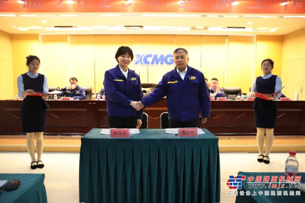 徐工基础党委副书记、纪委书记、工会主席刘佳佳传达徐工集团、徐工机械2023年度经济工作会议精神。
