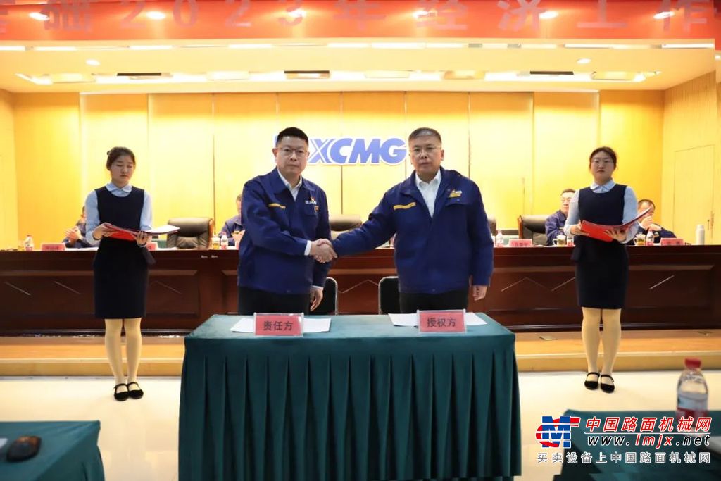 徐工基础副总经理张忠海传达徐工技术体系变革动员会会议精神。