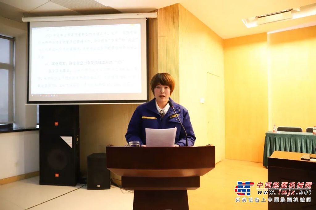 	徐工基础总经理、党委书记孙小军分别与事业部经营班子成员和各部门负责人签订2023年经营、质量、安全目标责任状。