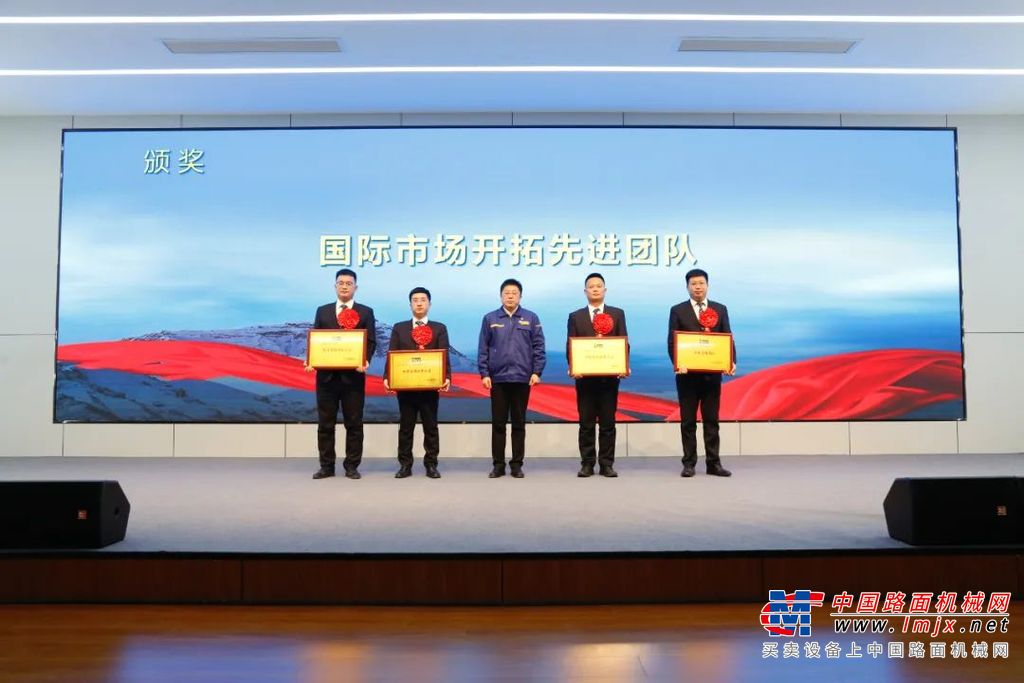 勇者无惧，智者无忧，行者无疆。2022是科技创新向着产业登顶目标持续奋进的一年，是国际化开疆拓土、走向深海的一年。会上，播放了事业部科技创新、国际化先进团队表彰视频《先行者之路》，与会人员共同学习先进精神，增添科技创新、国际化战略定力。