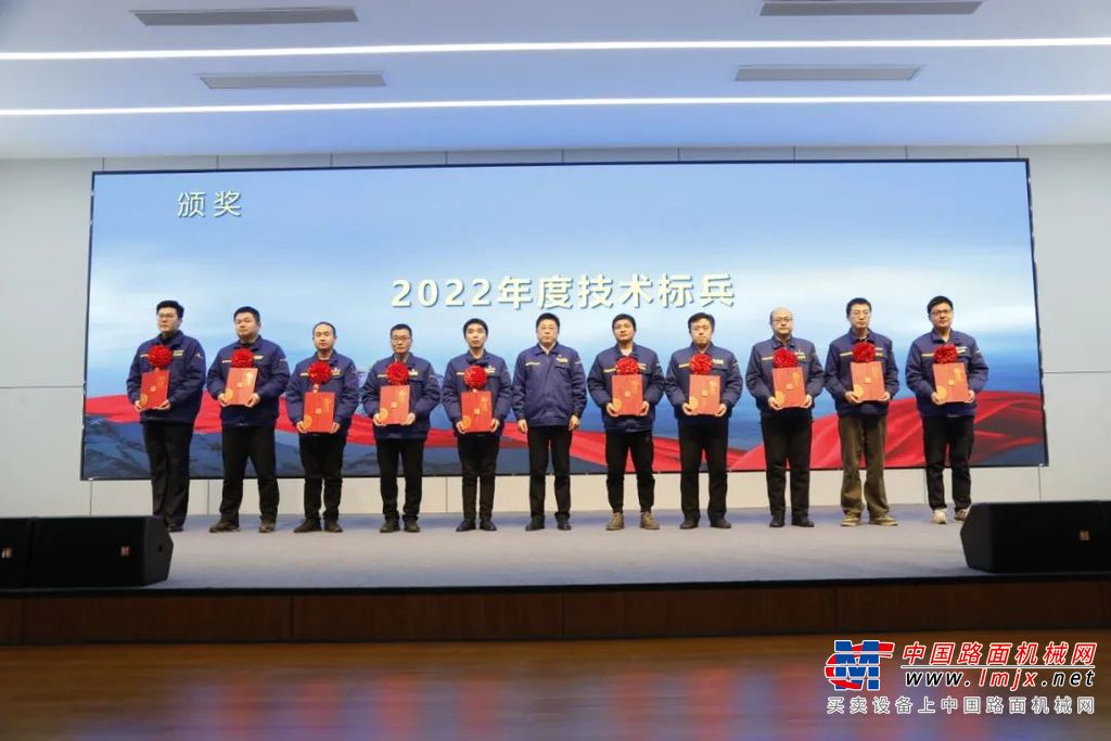 ▲事业部副总经理、养护公司总经理宋宗华同志宣读《关于奖励2022年度科学技术进步奖项和表彰技术标兵的决定》、《关于表彰2022年度国际市场开拓先进集体和个人的决定》