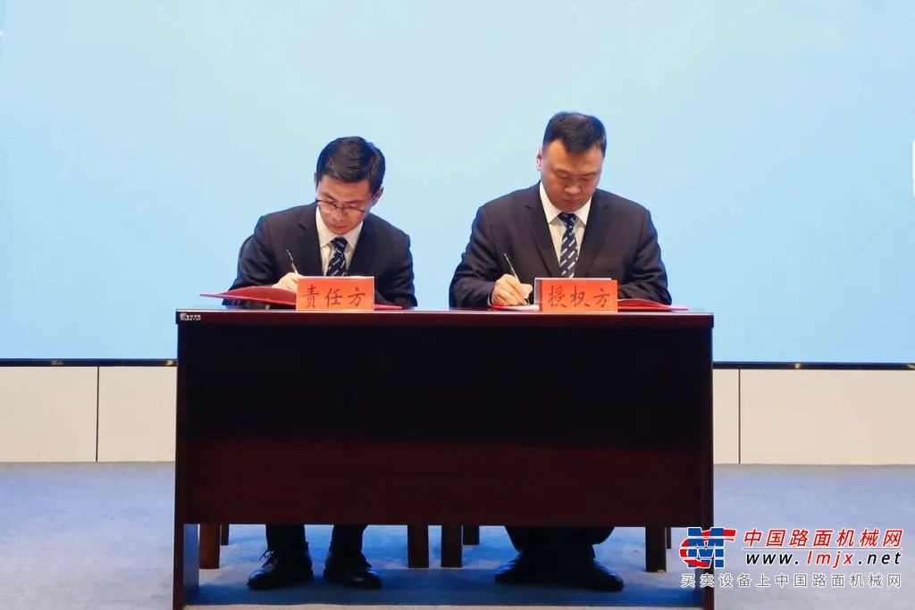 ▲事业部副总经理高亮同志作《2022年技术工作报告及2023年技术工作意见》对2022年技术工作进行了全面回顾，总结事业部过去一年在技术创新方面取得的成绩，分析不足与短板，并对 2023年工作重点进行了部署。