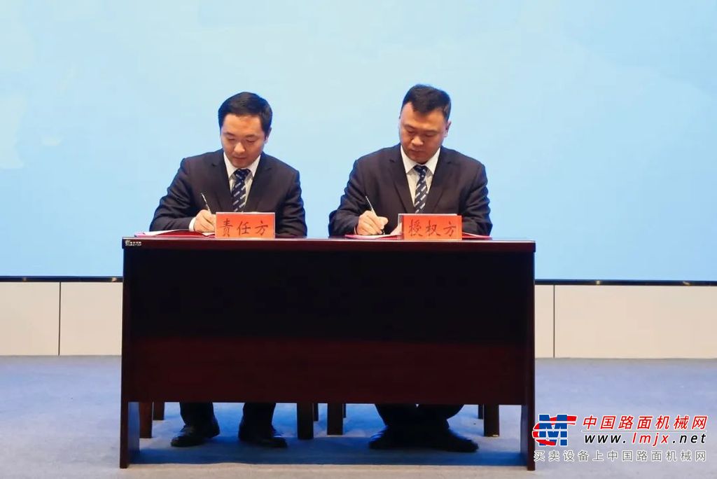 ▲事业部国际业务中心总监助理段吉轮同志作《2022年国际工作报告及2023年国际营销工作意见》清晰总结事业部国际业务当前形势，深入剖析当前国际化工作中存在的短板，明确了后续国际化业务发展方向与规划。