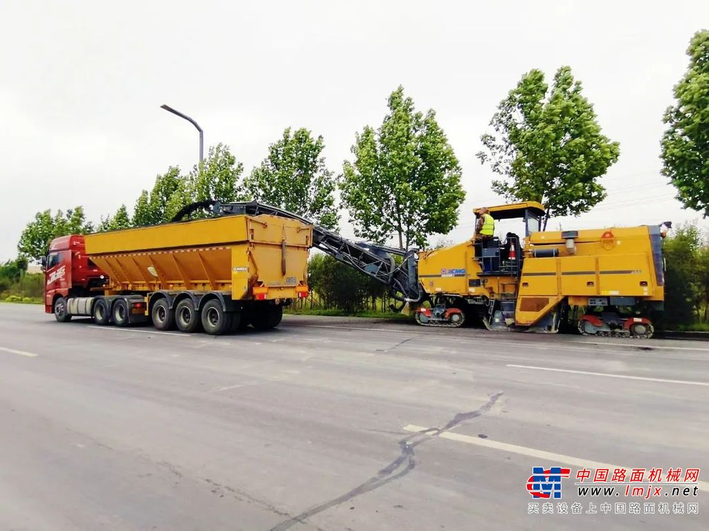 	“宁夏这边有朋友做道路工程，他有几台徐工保温运输车，上次有机会我试用过，感觉在容量、保温性、传输方面都做得非常好，亲身试用过我很放心，所以这次我一次购入了12台，我相信国人自己的品牌。”