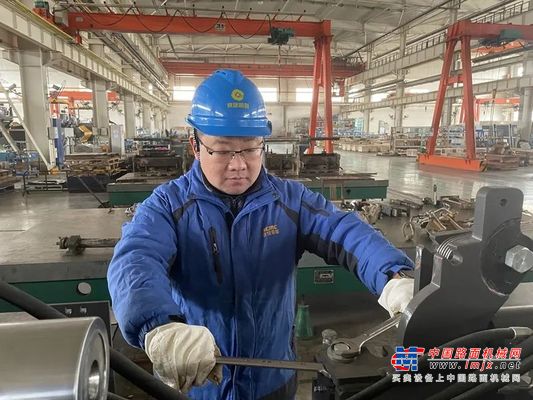 陕建机股份两名高级技师受省总工会表彰奖励