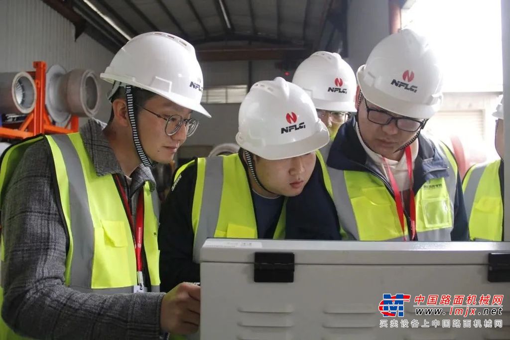 	深圳市龙盛工程建设有限公司的李工说，他在公司主要负责设备的日常生产操作与维护，是第一次接触到这种“理论+实践”的培训方式，通过这次高效学习和实践，成功解决了平时工作中存在的疑难杂症，特别是燃烧器课程，填补了自己不少知识盲点。