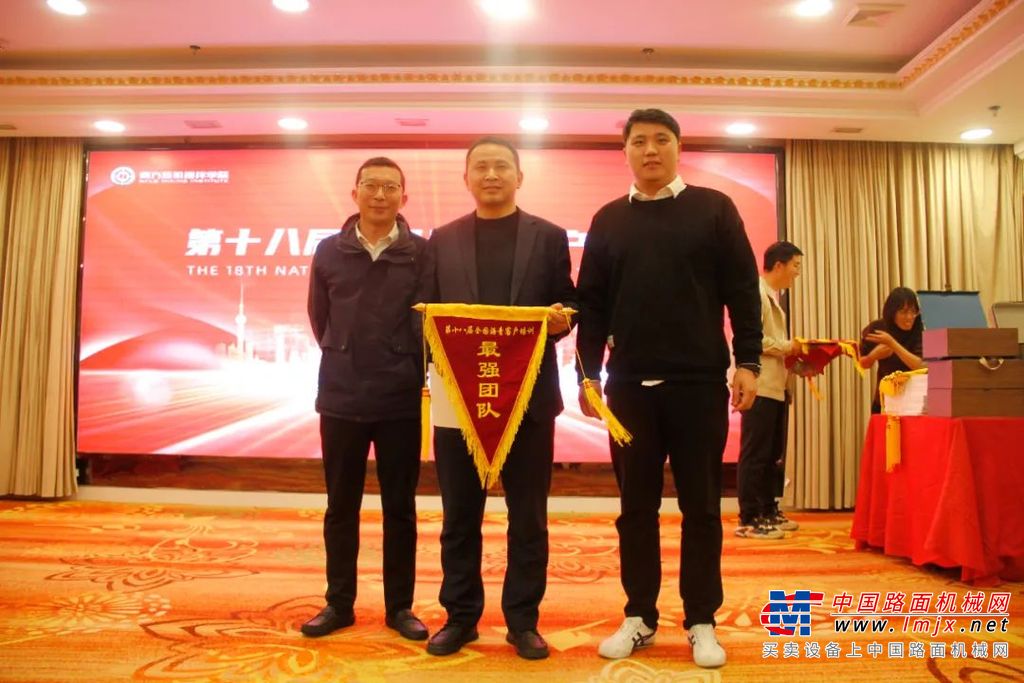 	全部课程结束后，南方路机搅拌学院还对学员结业考试，有效检验了参训学员的沥青理论知识水平，强化了考生沥青理论和实践结合的专业素质。当天晚上更是精心准备了晚宴及颁奖典礼等系列活动。