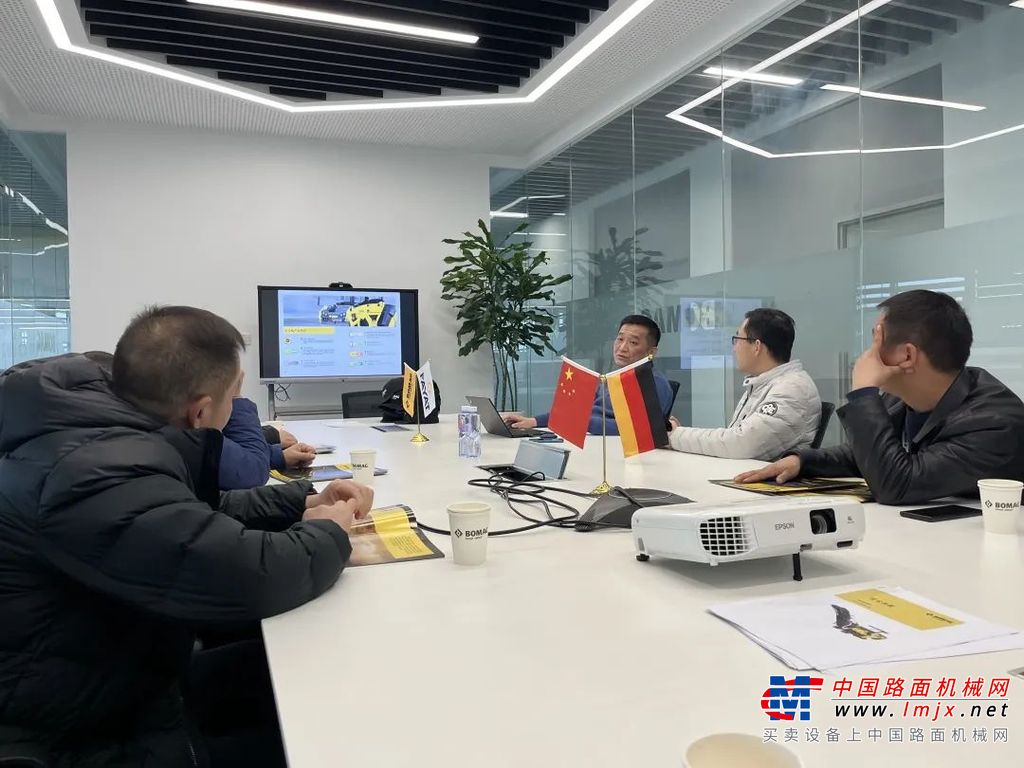 现代化的工厂常常被视为优质产品的基础保障，常州生产基地是宝马格为应对未来亚太地区路面设备的大量需求，于2019年建成的集营销、研发、生产、售后于一体的全球第二大生产基地，年产各类设备15000台，年产值达15亿元人民币。前来参观的客户团体纷纷对工厂先进的制造工艺、整洁有序的生产环境发出由衷的赞叹。