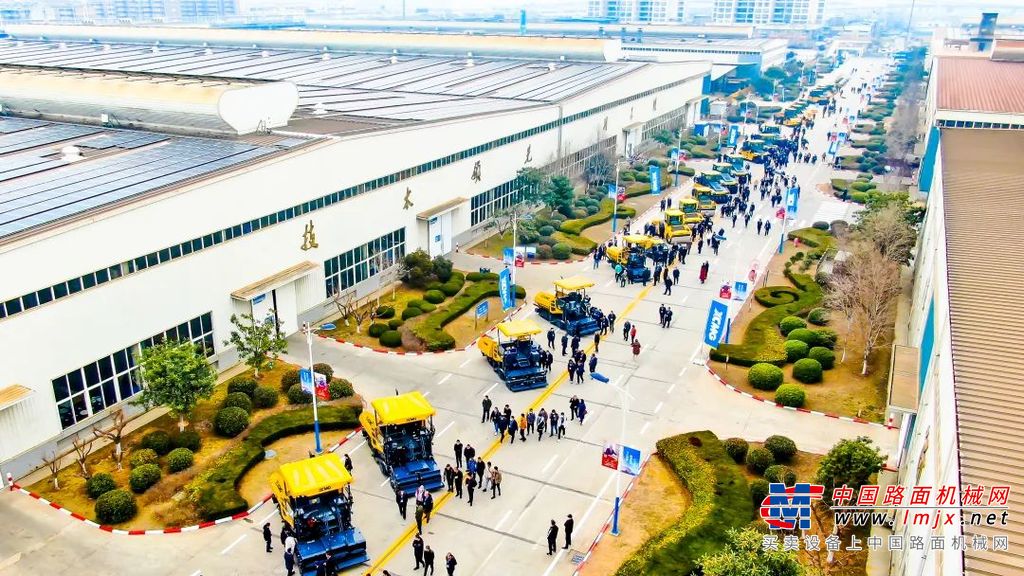 	此次发布的新产品系列在国四排放升级的基础上，将施工的平整性、稳定性、承载力、寿命指标，提升到新的高度，期待带给用户“多快好省”的施工新体验。