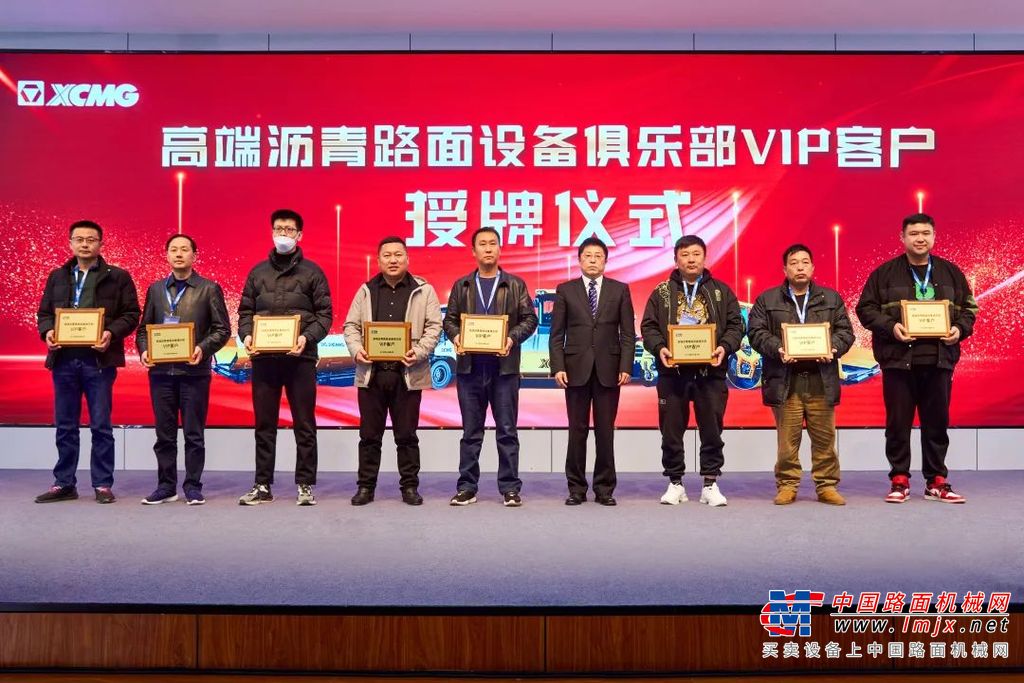 随着国家高等级公路建设规模不断增大，行业内对于高等级路面建设速度、施工标准都提出了更高的要求。