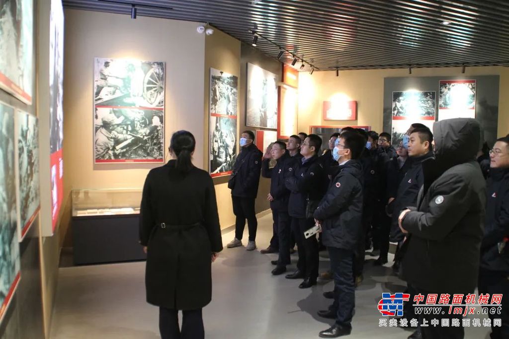 为了让新员工直观深入感受临工企业文化，更快更好地融入临工大家庭，近日，山东临工组织“新员工参观临工博物馆”活动，2023年以来入职的新员工分批参与活动。