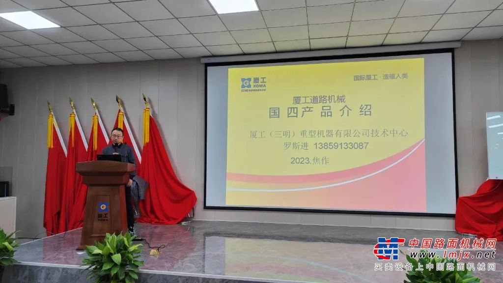 现场培训中，行业资深发动机技术专家王兴君、陈儒健、张炳麒、岳文祥四位老师围绕厦工K系装载机国四发动机及后处理的理论及实践授课，并通过实操案例，以及现场进行分组逐一拆装讲解，深入讲解了国四发动机经典故障现象的判断及维修方法，为参训人员带来了满满的学习干货。