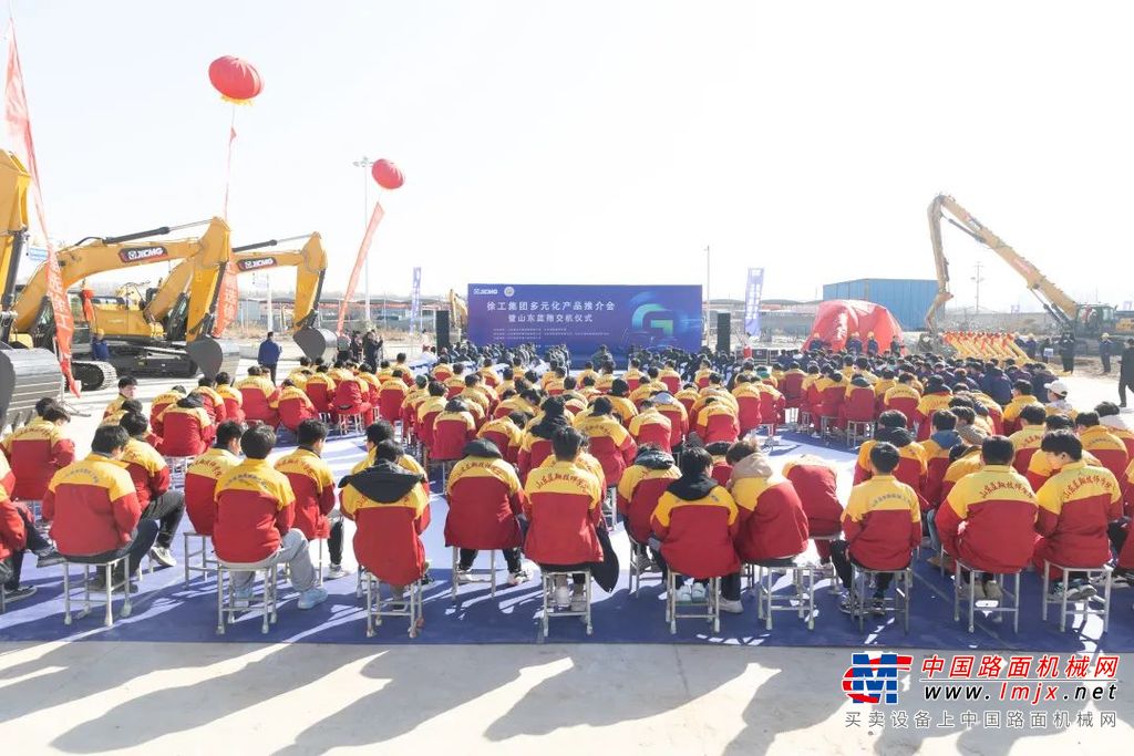 	主会场现场30余台徐工G系列国四大挖批量交付至恒达煤业。英姿勃发的徐工G系列挖掘机配备多功能属具，向客户展示了高效、可靠的一体化施工解决方案，现场客户试乘试驾，交流体验，氛围热烈。