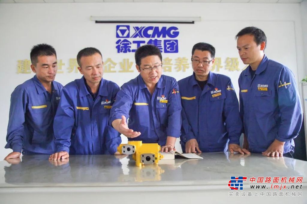 	党的二十大报告指出，必须坚持科技是第一生产力、人才是第一资源、创新是第一动力。