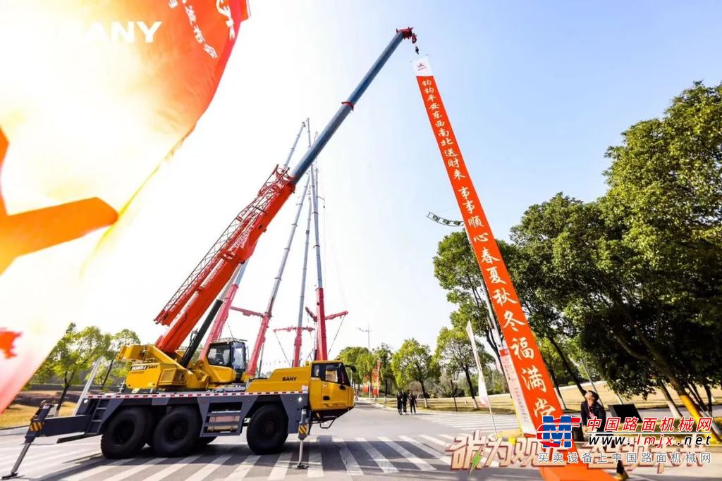 	活动现场，从12吨到2400吨，18台轮式起重机组成的钢铁军团霸气十足，气势宏大。其中，全地面起重机6款、汽车起重机6款、新能源起重机6款。面对吊装行业最专业的观众，它们一字排开，悉数亮相，接受检阅。