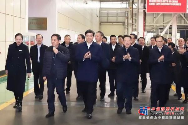 中国建材党委书记周育先到访三一，与梁稳根座谈