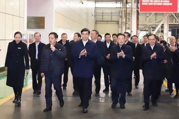 中国建材党委书记周育先到访三一，与梁稳根座谈