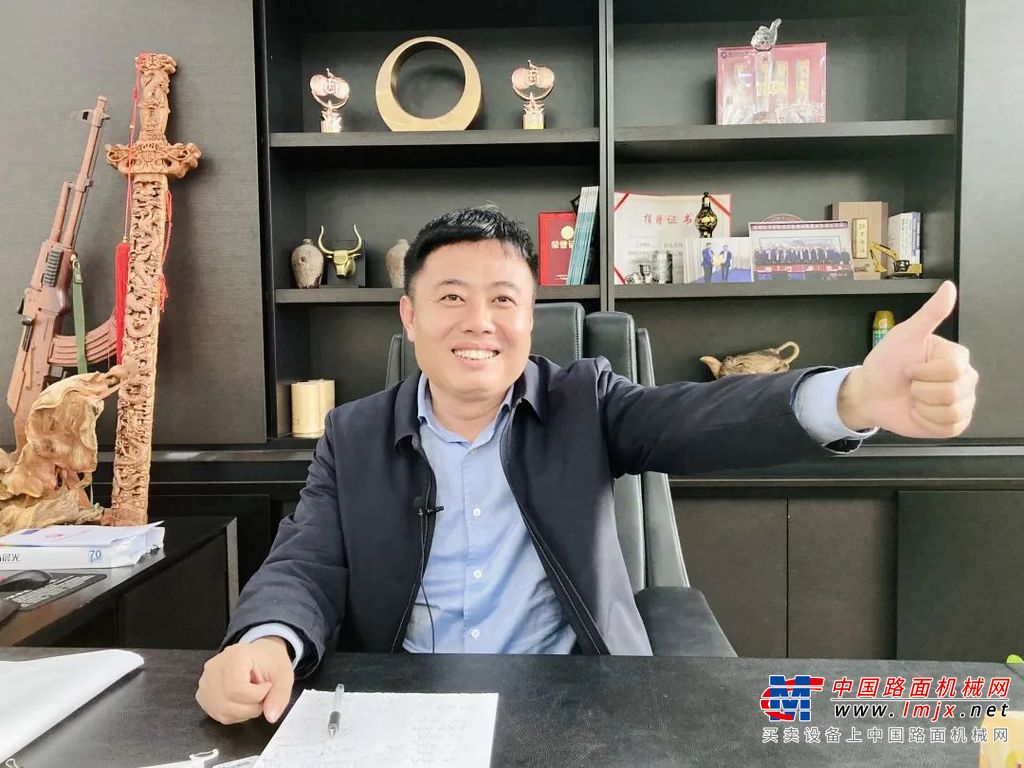 “柳工挖掘机打动我的不仅在于它质量可靠稳定，在矿山上，跟同吨位品牌挖掘机相比，柳工挖掘机更省油。”胡老板进一步补充道，“柳工965E HD挖掘机一个小时油耗才40升，其他品牌同吨位挖掘机要45到50升，按一个小时节约5升油来算，一天20小时可以省下100升油，在现在高油价时代，柳工挖掘机一年下来能给我省下不少钱。“