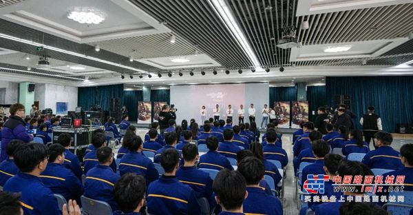 导演郭帆“喊话”徐工：我们一起，创造《流浪地球3》！