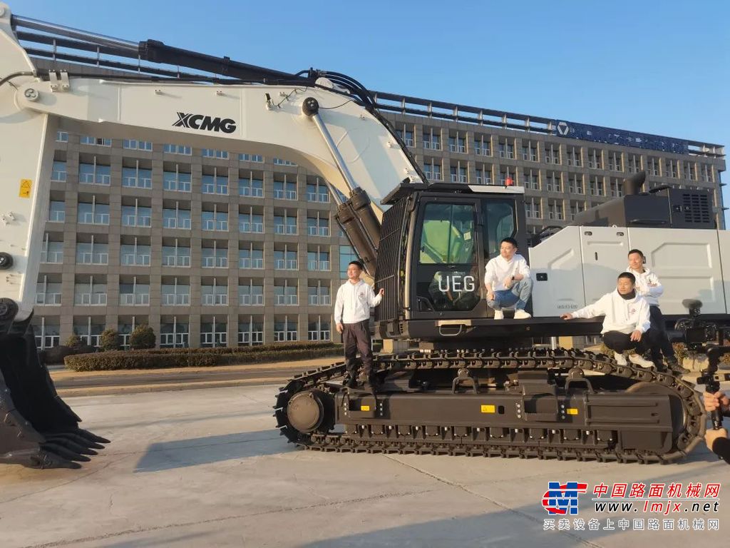 早上八点，徐工技师学院的同学们早早地围坐在一起，在他们面前即将上映的就是春节档爆火的国产科幻巨制《流浪地球2》，高质感的视效、天马行空的想象，给同学们带来了心灵的激荡和视听的盛宴。