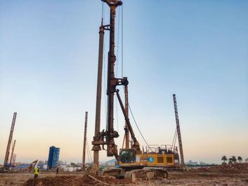 广州绿色储能基地，徐工旋挖钻机群花岗岩地层打桩基！