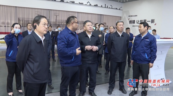 山东省副省长周立伟来到临工重机调研工业经济运行和安全生产工作