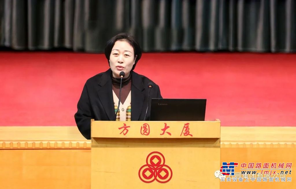 方圆集团工会主席汪新军在大会上致辞，向全体女职工送上节日的祝福，鼓励女职工们继续保持优良传统，敬业奉献，勤勉拼搏，在打造“百年方圆”的奋斗征程上作出积极贡献。
