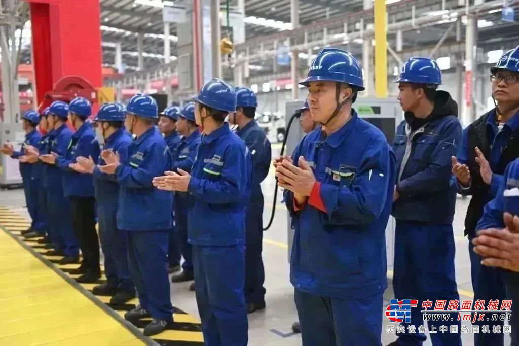 活动现场，福田雷萨党委副书记、副总经理席俊宣布车辆下线，在各位领导及工友们的见证下，福田汽车副总经理兼福田雷萨党委书记、董事长、总经理杨国涛，福田雷萨专用车业务总裁兼营销公司常务副总经理韩绍增共同为福田雷萨行星蓝雷双擎动力搅拌车揭幕。