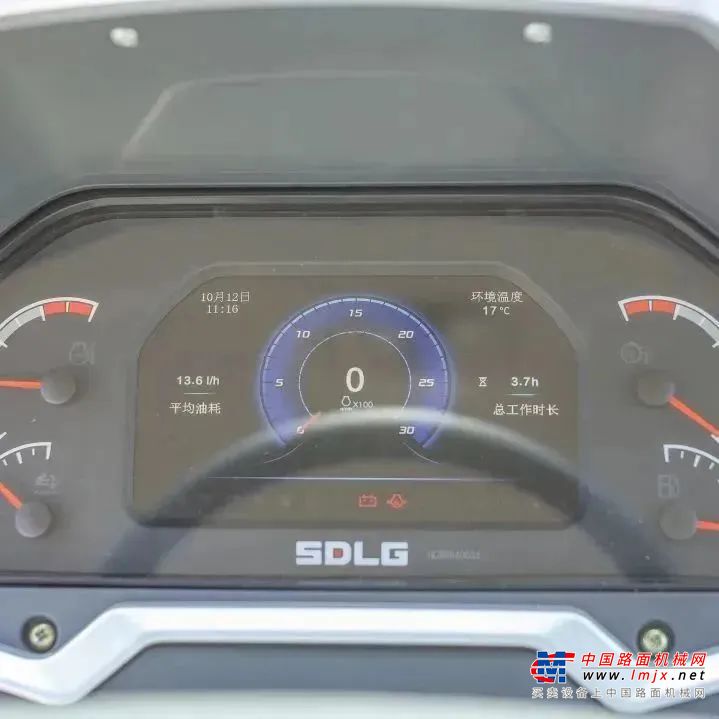 	这款5.5吨装载机配置潍柴WP10H国四发动机，功率170kW，比国三机型提升了5%，输出扭矩更大，动力更强。WP10H发动机较上代燃烧效率也更高，而且服务站多，空滤、油滤等配件购买也方便，价格也比较便宜，售后有保障。