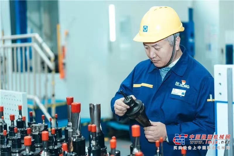 	正在进行的全国两会上，实体经济、科技自立自强、重点领域关键环节自主可控等成为了两会热词。而徐工，作为实体经济、制造业的典型代表，频频出现，频频关联。