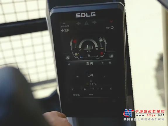 	数据显示，在土方剥离和矿山装车工况中，9-10档油耗约为40~45L/h，相同效率下E6650H的油耗比上一代产品降低了15%以上。