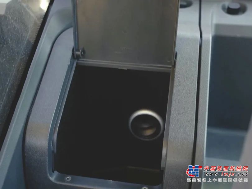 	E6650H配备了280cc大排量主泵，动作更快，效率更高；主阀采用临工自主开发的集成比例电磁阀，实现全电气控制；整机各动作独立控制，智能合流，响应更快。这样的液压系统配置，让矿山作业的动作更精准，液压系统的稳定性也更出色。