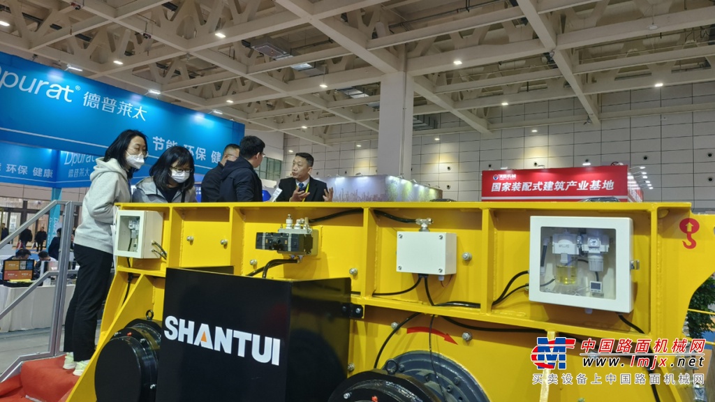 	▌山推建友”一站通”程序是混凝土搅拌机械等施工利器的“智脑”。客户只要安装此款小程序，动动手指便能够实现对所购买设备的使用情况了如指掌，让施工现场的管理效率大幅提升。